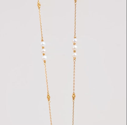 18K YELLOW GOLD LONG NECKLACE DECORATED WITH PEARLS AND (MOP)