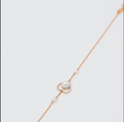 سوار على شكل قلب من الذهب الأصفر عيار 18 قيراطًا مرصع بالألماس واللؤلؤ الأبيض - مجموعة دانا