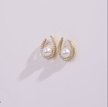 أقراط من الذهب الأصفر عيار 18 قيراطًا مرصعة باللؤلؤ وأحجار الزركون من مجموعة دانا