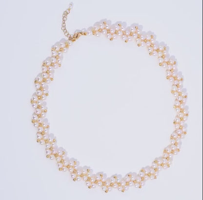 قلادة من الذهب الأصفر عيار 18 قيراطًا مرصعة باللؤلؤ من مجموعة دانا