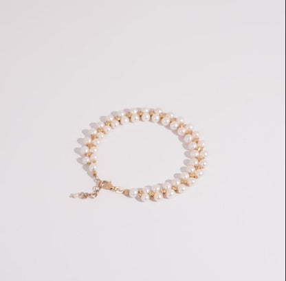 سوار من الذهب الأصفر عيار 18 قيراطًا مزين بصفين من اللؤلؤ من مجموعة دانة