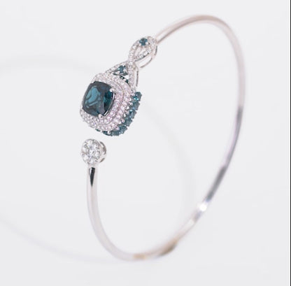 18K White Gold bangle featuring a stunning Natural Diamond and London blue Topaz stones