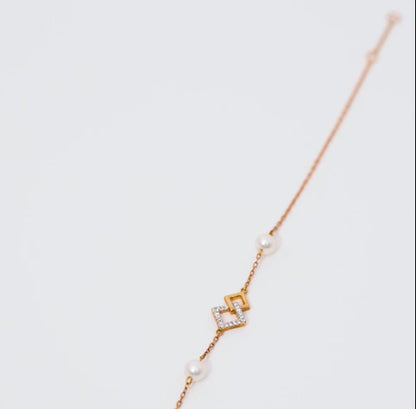 18K Yellow Gold Bracelet with Diamonds and White Pearls – Danah Collection