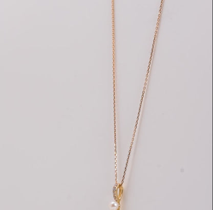 قلادة من الذهب الأصفر عيار 18 قيراطًا مزينة بأحجار الزركون واللؤلؤ المتدلي