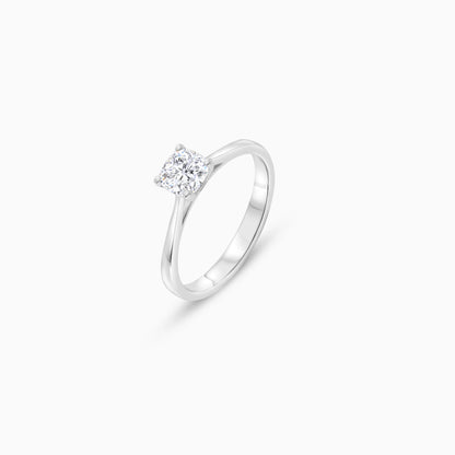 خاتم من الذهب الأبيض عيار 18 قيراطًا مرصع بحجر ألماس طبيعي مربع الشكل ذي بريق وسادة | سوليتير